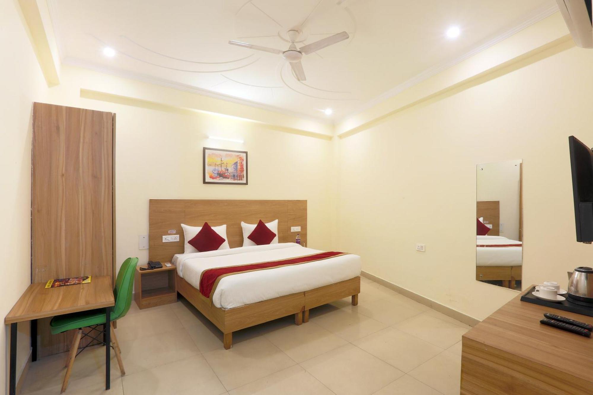 Hotel Lemon Suites & Banquet Noida Sector 62 Exterior photo