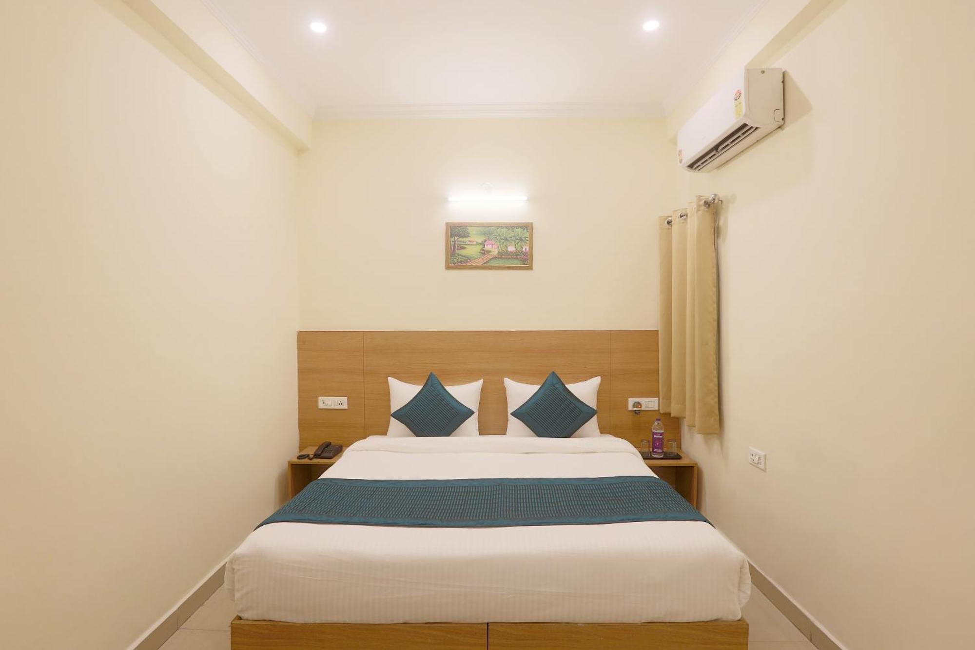 Hotel Lemon Suites & Banquet Noida Sector 62 Exterior photo