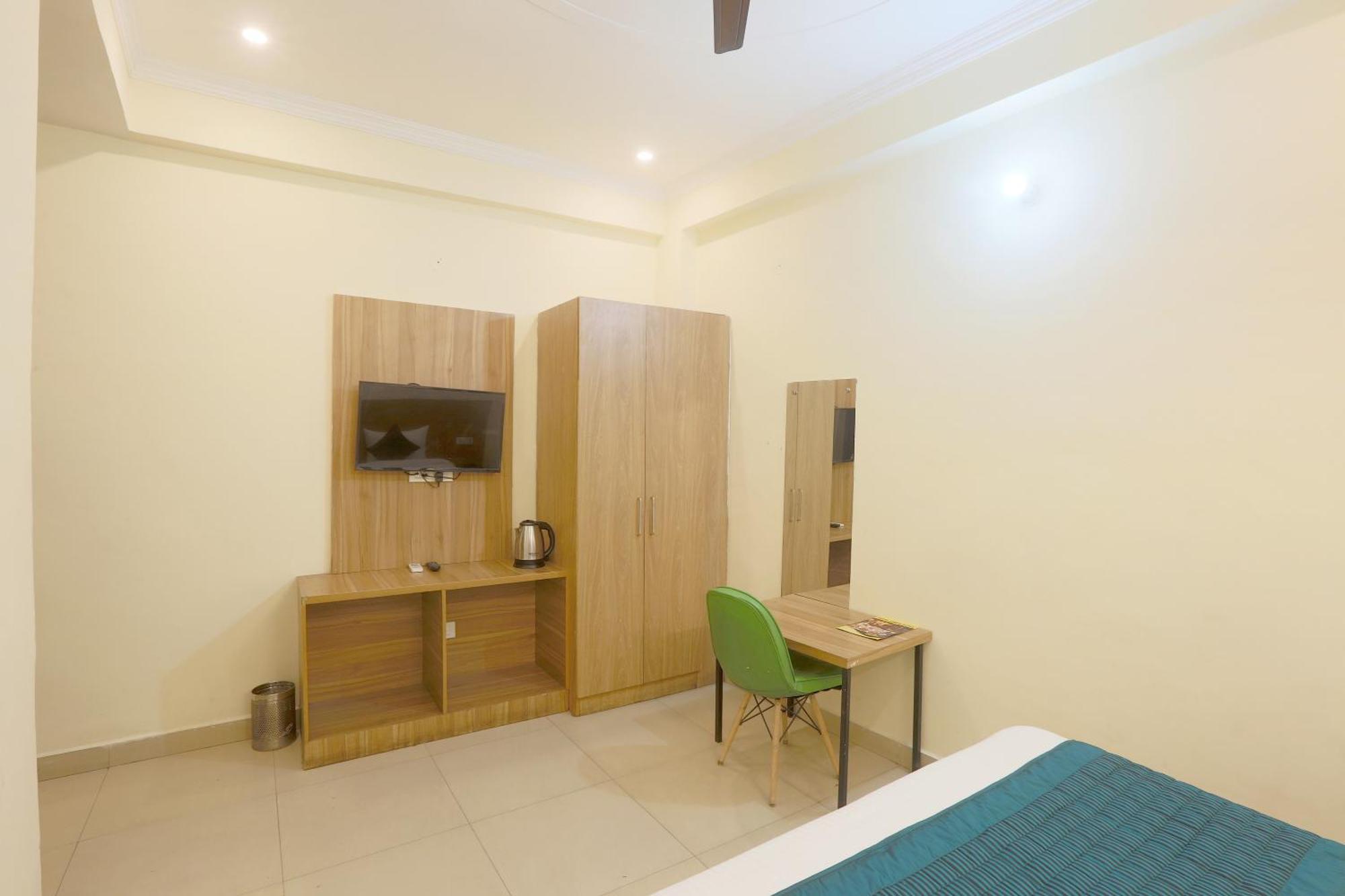 Hotel Lemon Suites & Banquet Noida Sector 62 Exterior photo