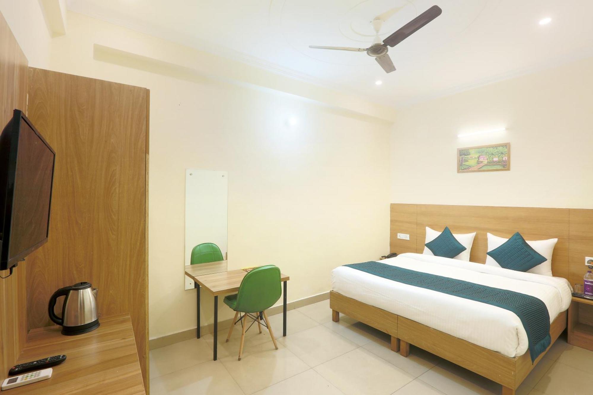 Hotel Lemon Suites & Banquet Noida Sector 62 Exterior photo