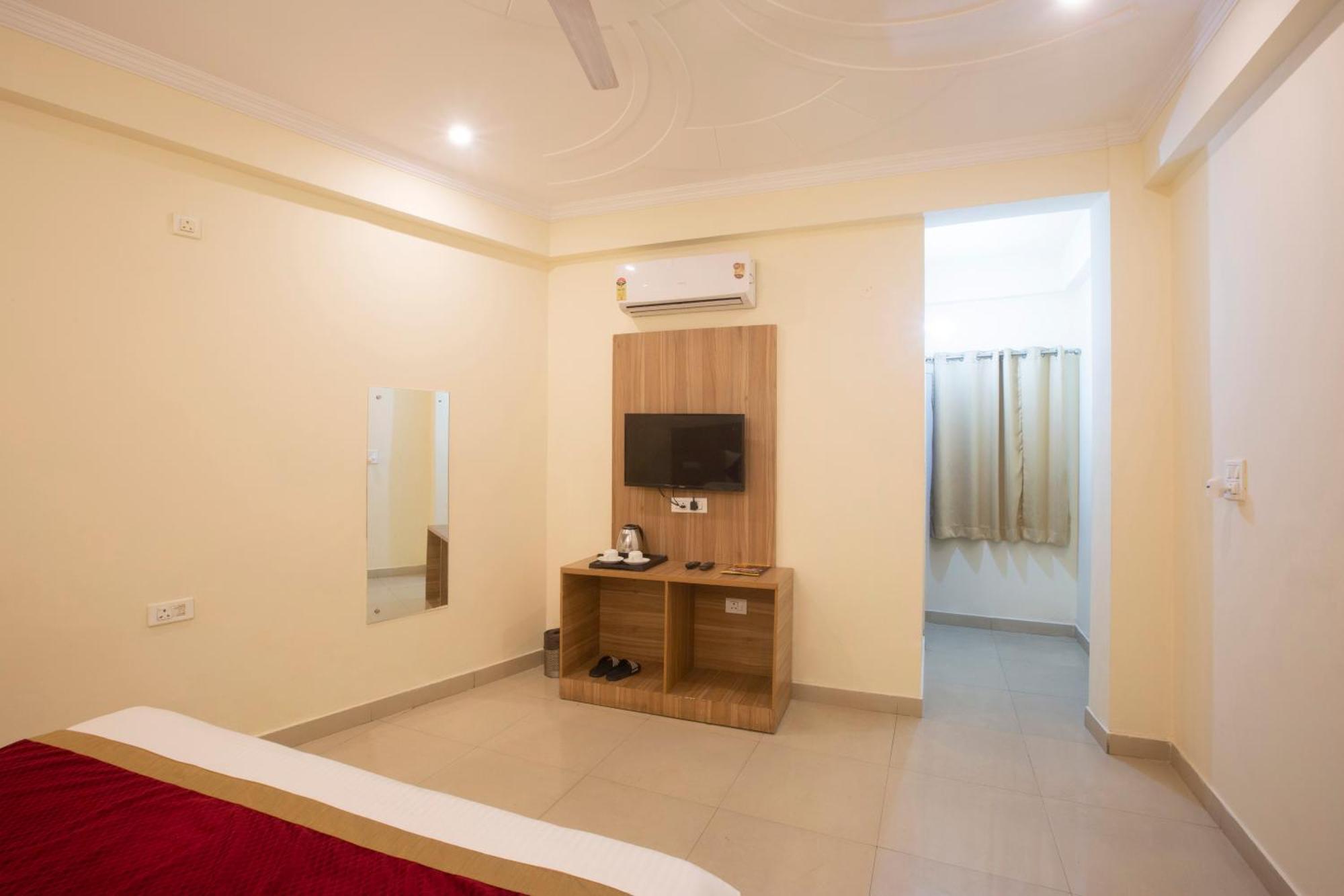 Hotel Lemon Suites & Banquet Noida Sector 62 Exterior photo