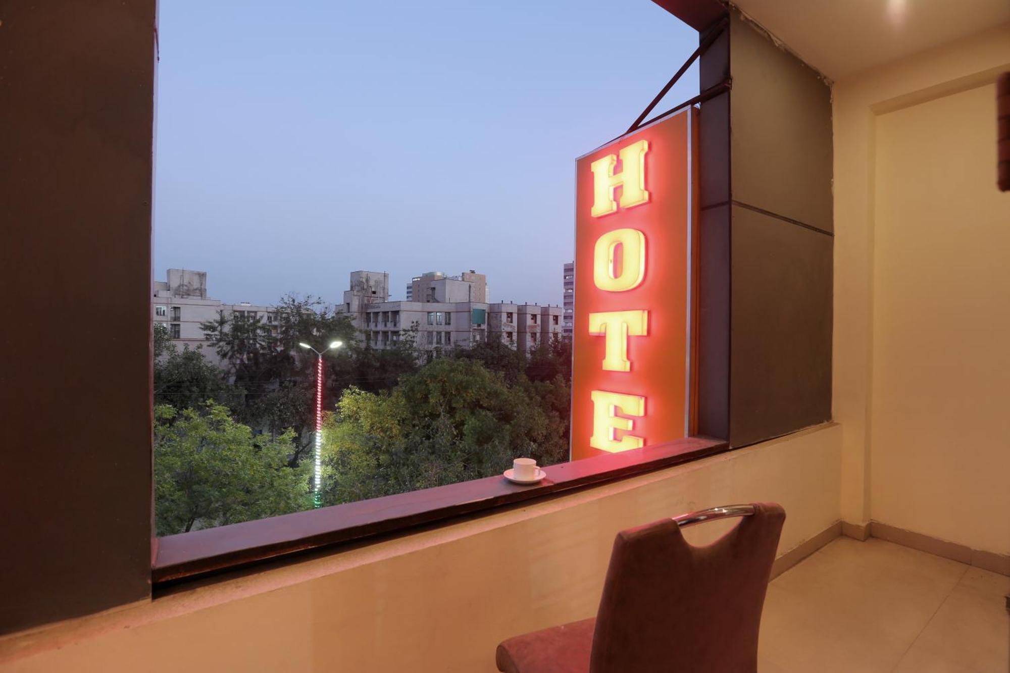 Hotel Lemon Suites & Banquet Noida Sector 62 Exterior photo