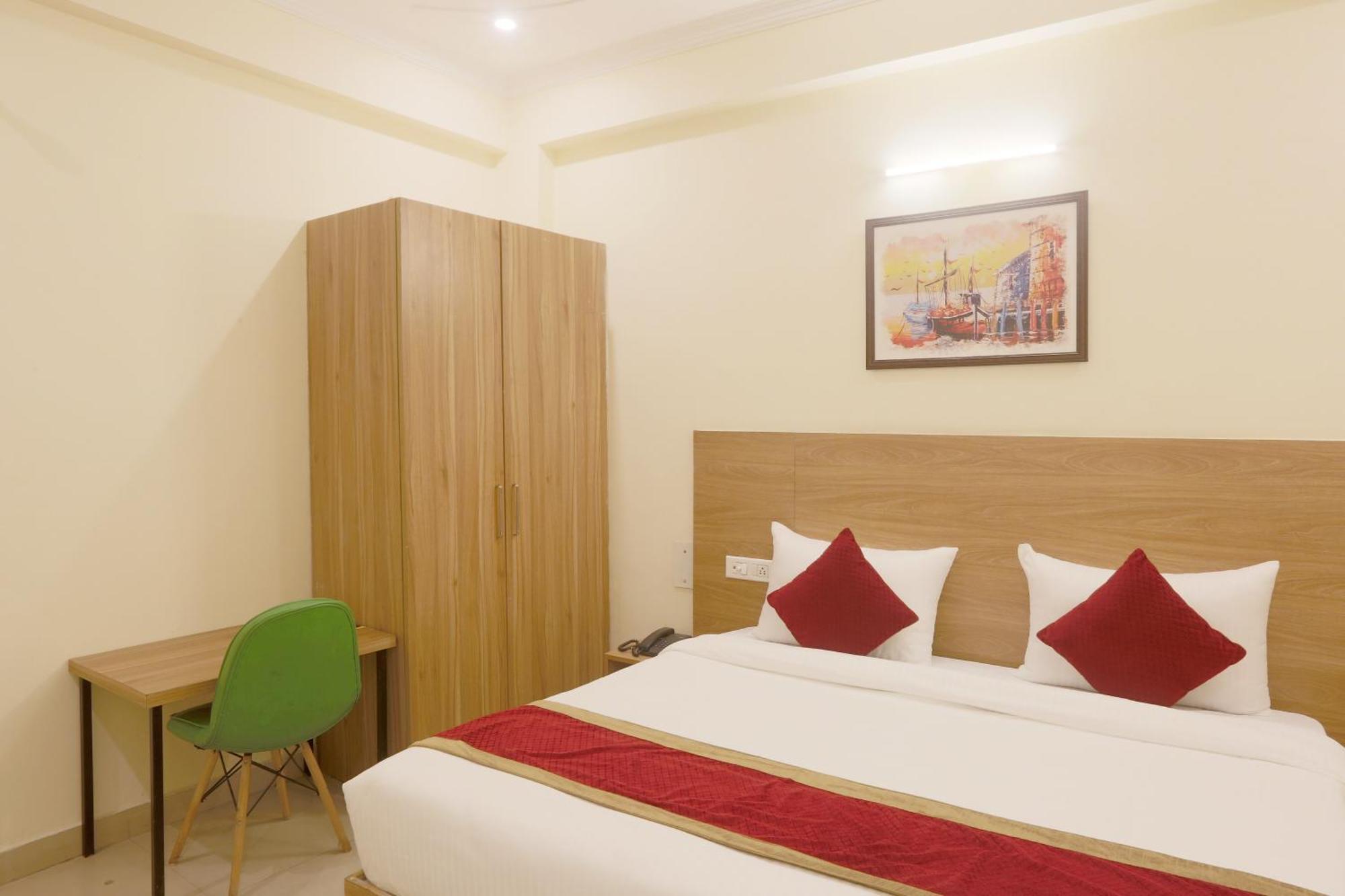 Hotel Lemon Suites & Banquet Noida Sector 62 Exterior photo
