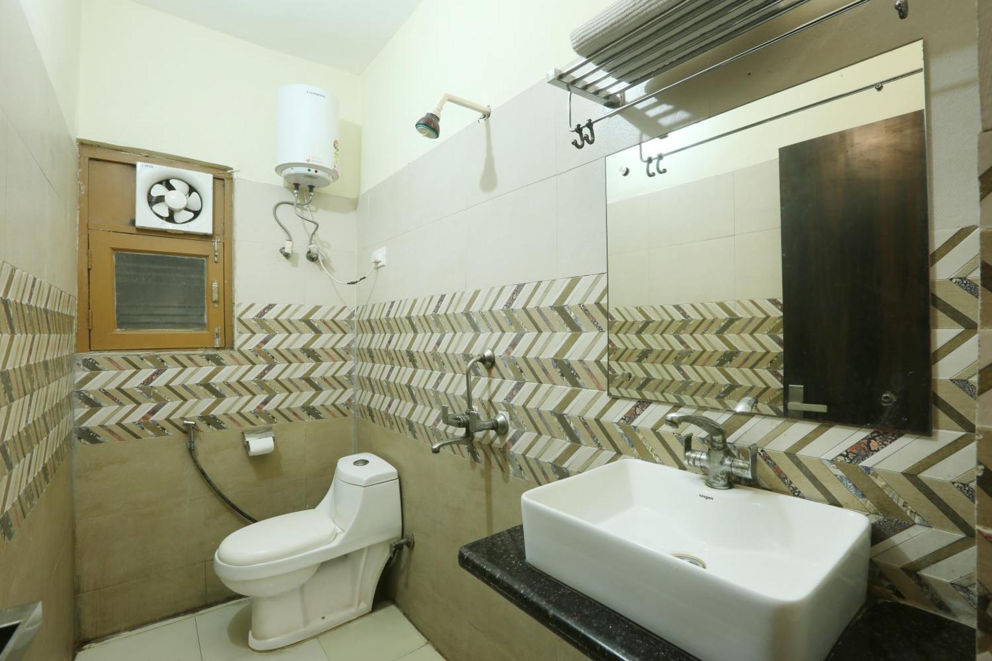Hotel Lemon Suites & Banquet Noida Sector 62 Exterior photo