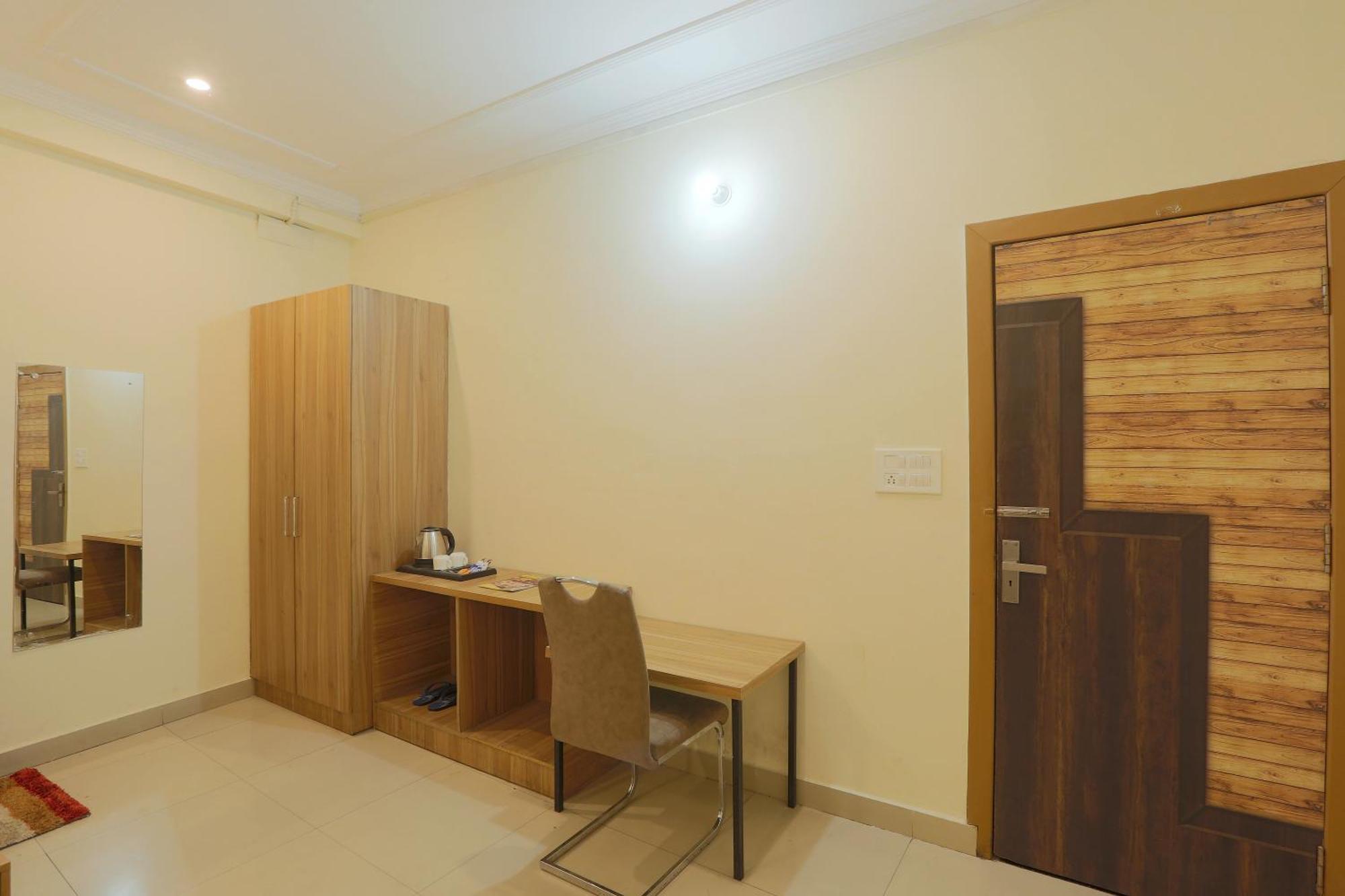 Hotel Lemon Suites & Banquet Noida Sector 62 Exterior photo