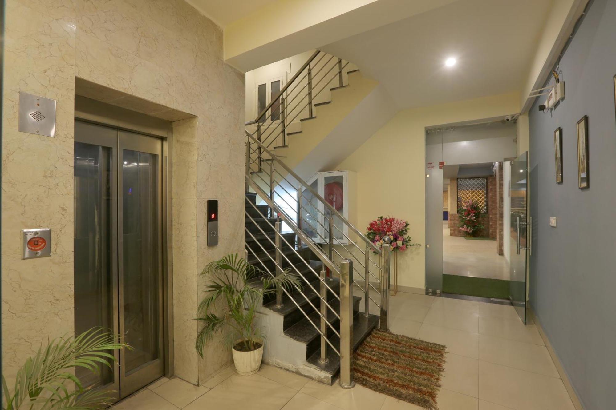 Hotel Lemon Suites & Banquet Noida Sector 62 Exterior photo