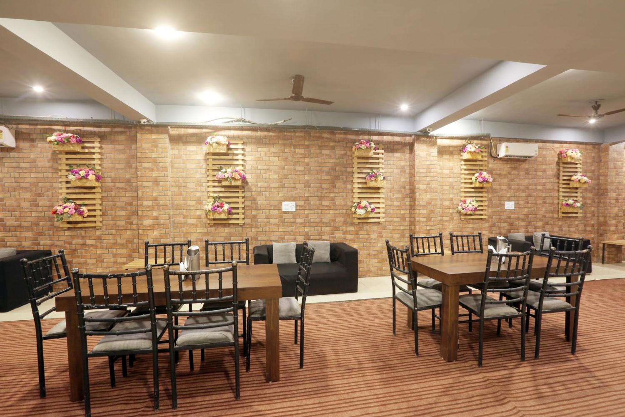 Hotel Lemon Suites & Banquet Noida Sector 62 Exterior photo