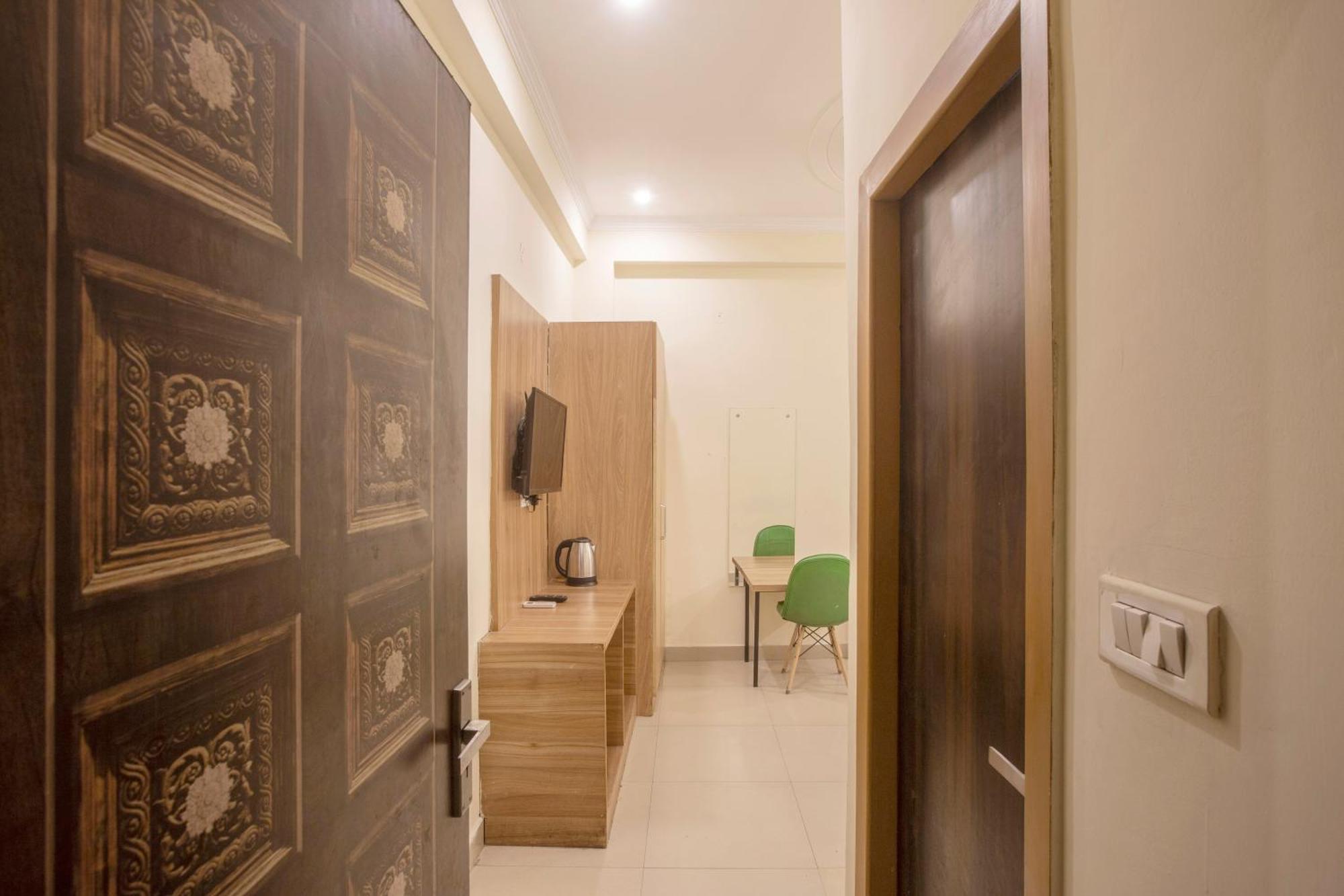 Hotel Lemon Suites & Banquet Noida Sector 62 Exterior photo